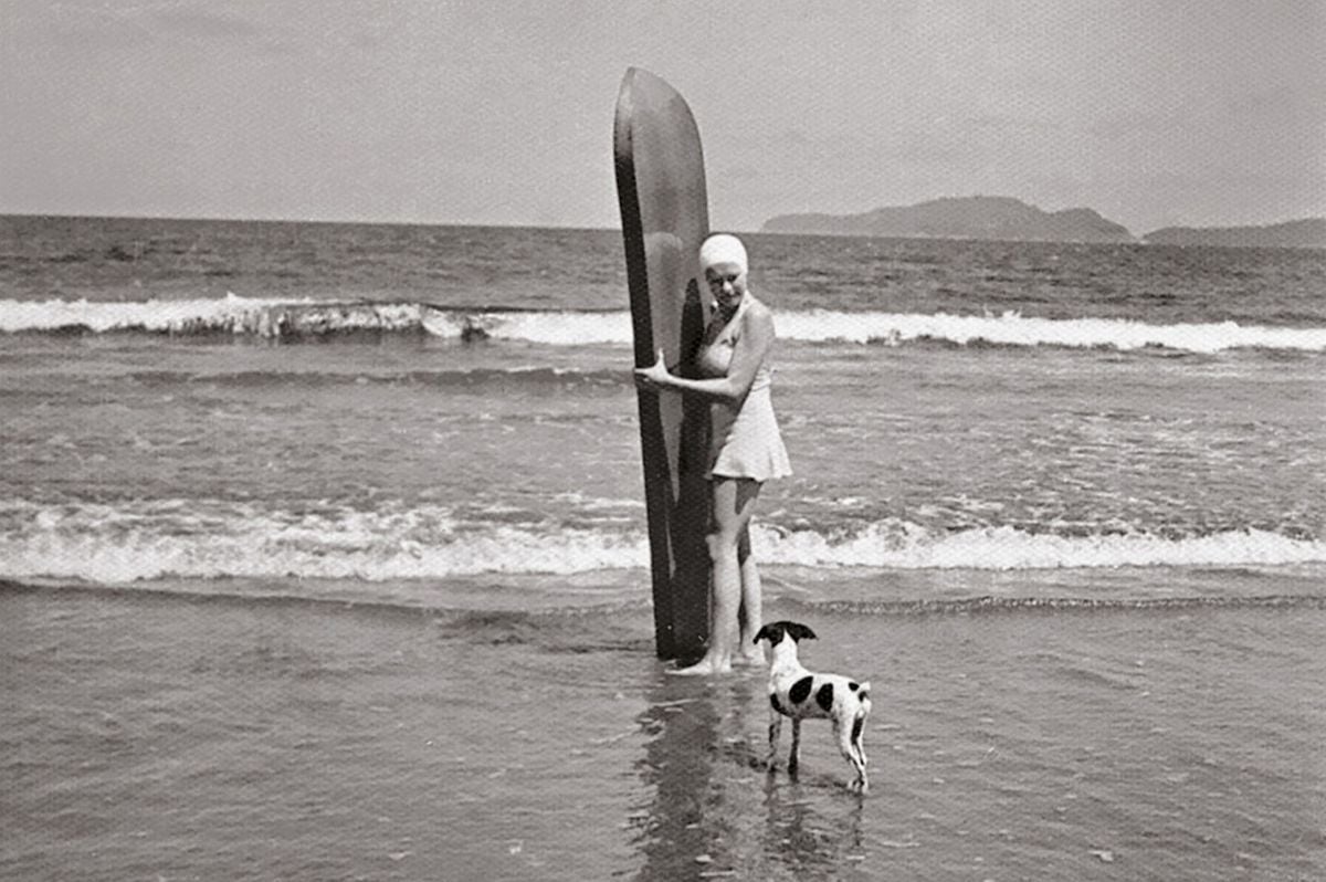 Margot Rittscher foi a primeira surfista mulher registrada no Brasil. Ela nasceu em 1910 em Nova York, mas aos 15 anos foi para Santos, no litoral paulista