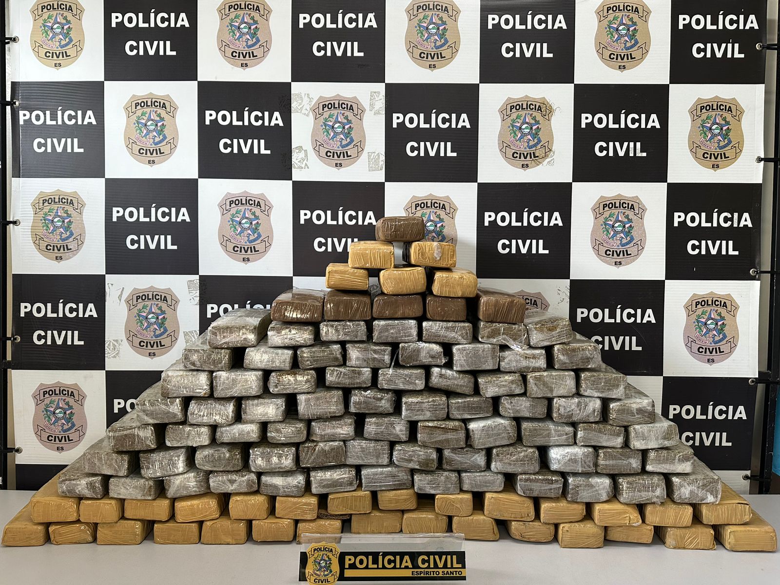 Policiais encontraram 110 tabletes de maconha, na tarde desta terça-feira (5), em residência que servia para armazenamento de drogas, segundo denúncias à Polícia Civil