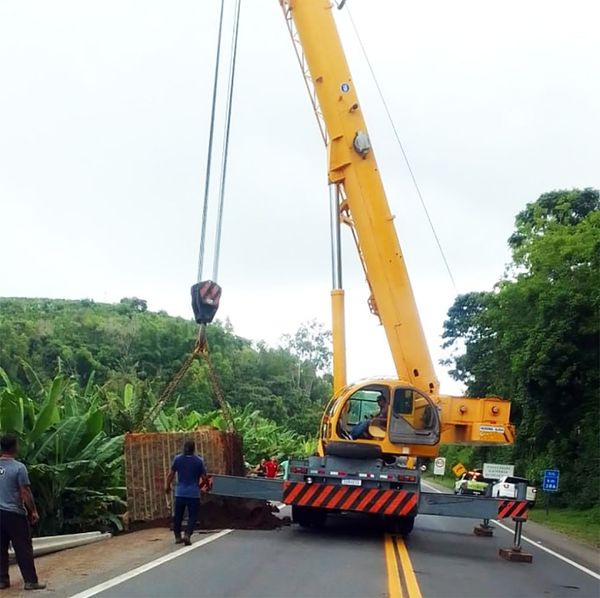 BR 101 é interditada para retirada de bloco de granito em Rio Novo do Sul 