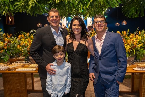 André Nahas, a aniversariante Juliana Tommasi e os filhos Felipe e Pedro