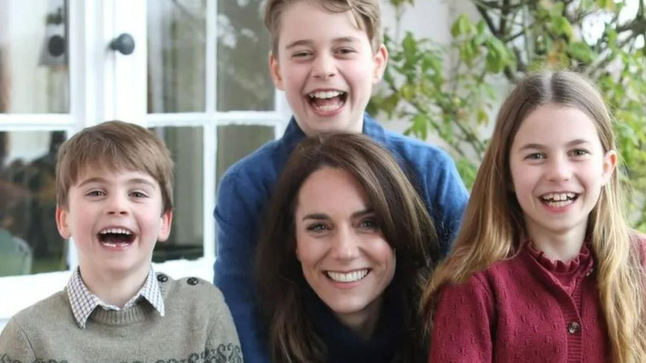 A foto, tirada pelo príncipe William nesta semana, mostra a princesa de Gales com os três filhos do casal