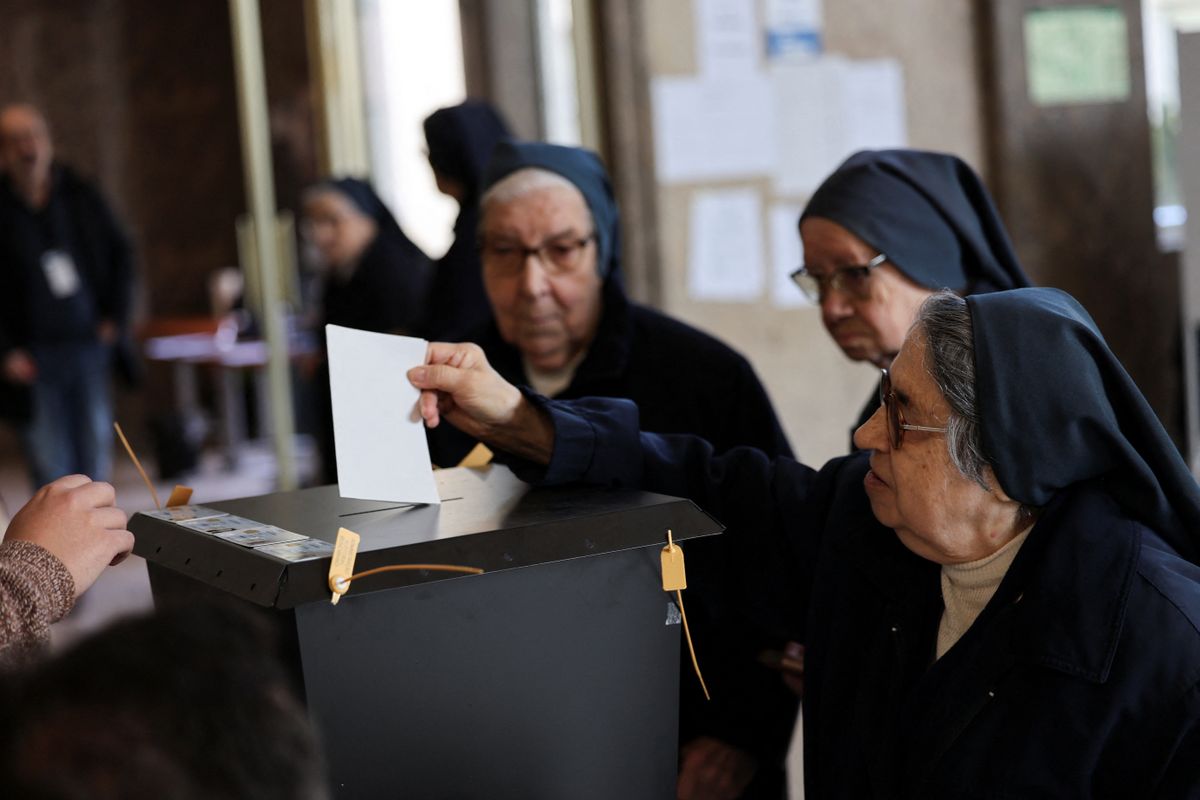 Freira deposita seu voto em urna durante as eleições pra o legislativo português, em Lisboa