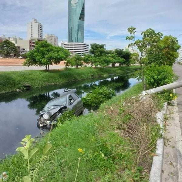 Motorista perde controle do carro, derruba poste e cai em valão em Vila Velha