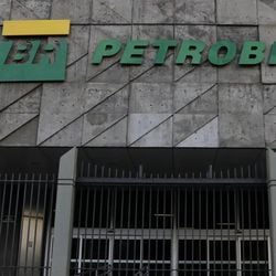A petroleira reportou lucro de R$ 26,6 bilhões durante o período analisado -uma reversão do prejuízo de R$ 2,6 bilhões registrados no mesmo trimestre do ano passado, mas aquém dos R$ 35,7 bilhões dos primeiros três meses de 2025