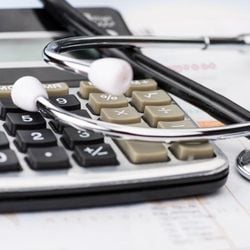 Os ministros decidiram manter o rol exemplificativo, que admite a cobertura de procedimentos não listados, mas estabeleceram critérios mais rígidos para autorizar esse custeio