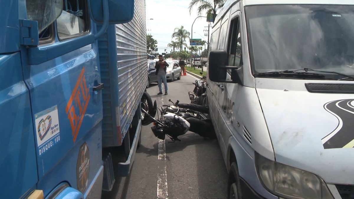 Acidente deixou motociclista ferida na Avenida Fernando Ferrari, em Vitória