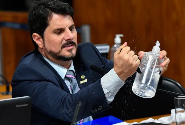 Marcos do Val usa faca para perfurar frasco de álcool em gel e laranja em comissão do Senado