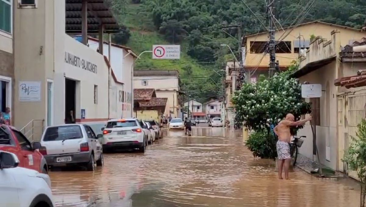 De acordo com a Defesa Civil do município, em cerca de 30 minutos choveu entre 40 e 50mm no fim da manhã desta segunda-feira (11)