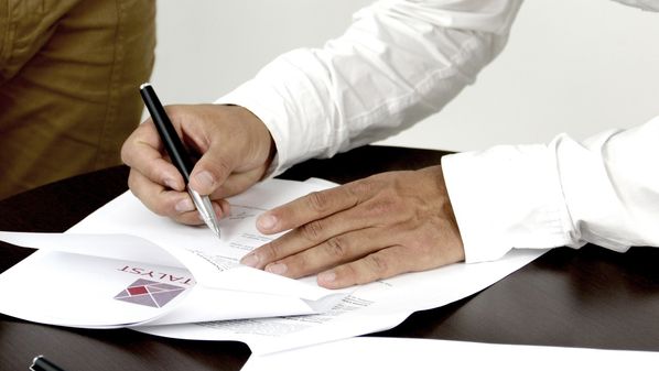 Contar com profissionais experientes em todas as etapas é essencial para garantir que a transação seja justa, segura e preserve o patrimônio e o legado do empresário