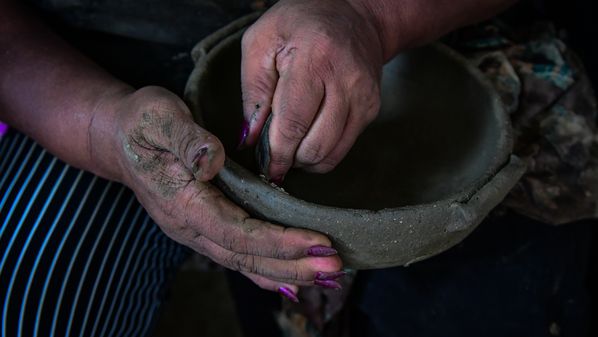Nova lei tem o objetivo de homenagear e dar visibilidade à tradicional arte que atravessa gerações no Estado, como no caso da paneleira Valdinea Lucidato, de 60 anos