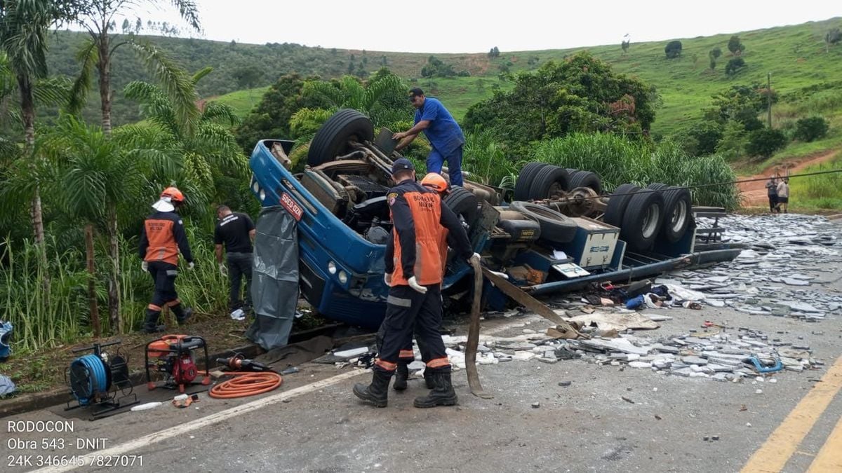 Caminhão ficou tombado às margens da rodovia, em João Neiva
