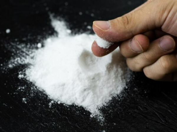 O entorpecente apreendido é revendido para traficantes de médio e pequeno porte, que multiplicam o produto com a adição de substâncias como o bicarbonato de sódio