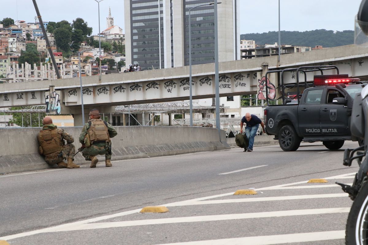 Forças de segurança durante sequestro a ônibus na Rodoviária Novo Rio, na região central do Rio de Janeiro