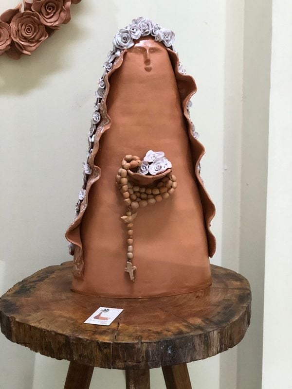 Nossa Senha da Penha de barro feita pela artista Janine Cassa