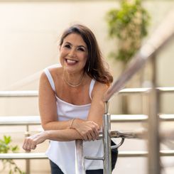 "Quando eu recebi a homenagem dos meus colegas de A Gazeta no dia que celebrei 15 anos de colunismo e 27 anos de empresa, muitas queridas de RR me mandaram mensagens carinhosas. Daí, pensei, agora é a vez delas, que brilham o ano inteiro na RR, deixarem seu recado. Muito obrigada por tudo, pela companhia, audiência e parceria. Feliz Dia da Mulher para nós!"