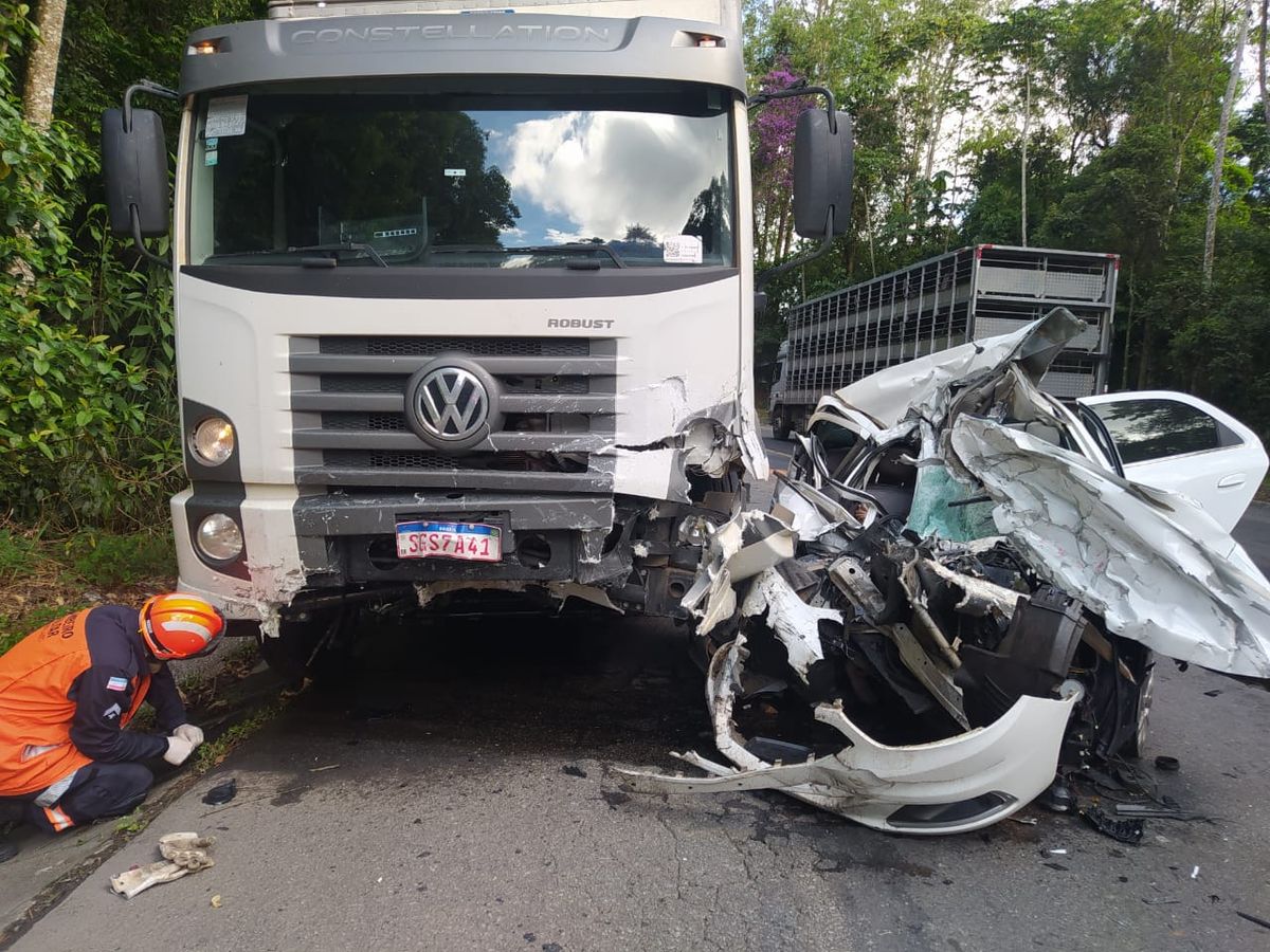 Acidente entre caminhão e carro na BR 262, em Marechal Floriano