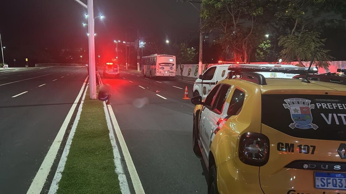 Uma pessoa morreu atropelada na Avenida Dante Michelini, na altura do bairro Jardim da Penha, em Vitória. 