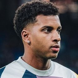 O atacante Rodrygo se manifestou nesta quarta-feira (14) nas redes em meio às especulações de uma possível saída do Real Madrid