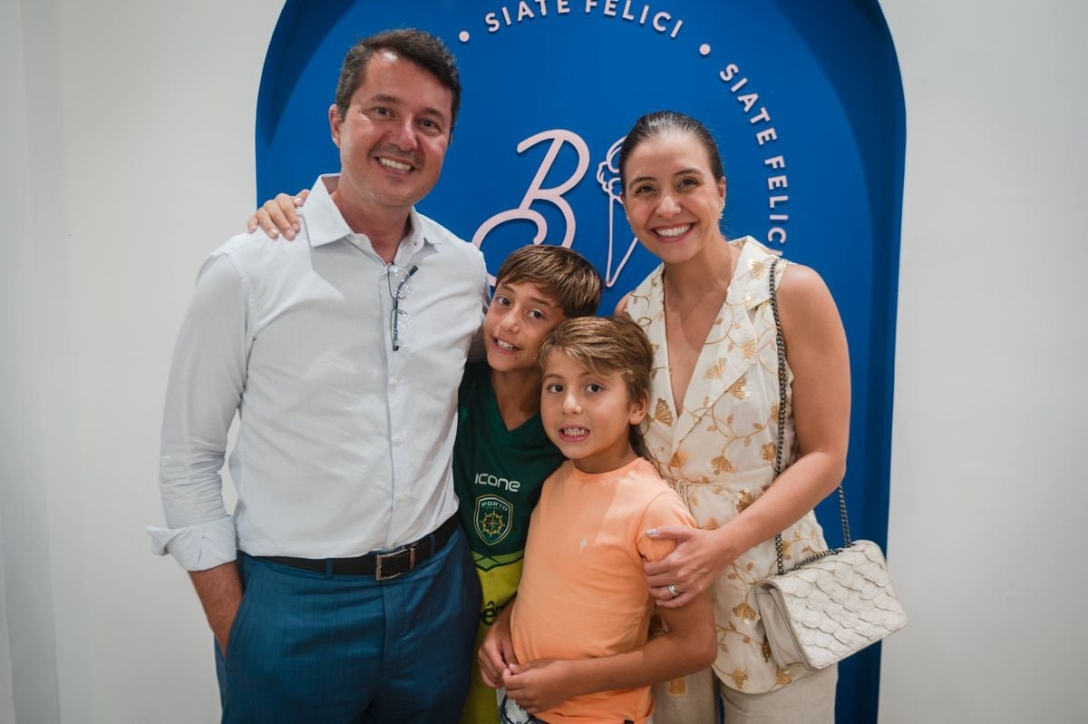 Max da Mata e Brenda Riva aproveitaram a noite de terça para levar as crianças à inauguração da unidade da Barutti na Praia do Canto