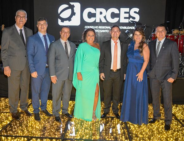 O presidente Walterleno Noronha ladeado dos seus vice-presidentes do CRCES.