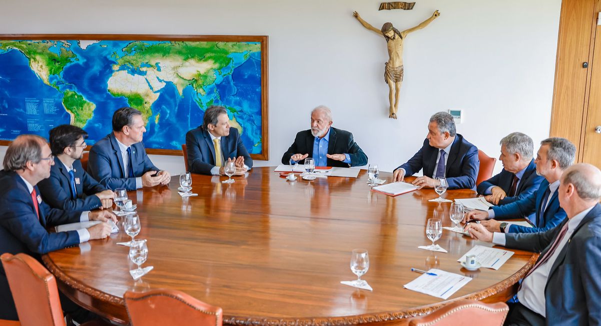 Presidente Lula em reunião com ministros no Palácio do Planalto