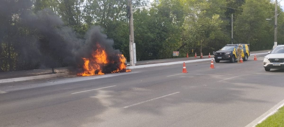 O Fiat Uno foi destruído pelas chamas na tarde desta sexta-feira (15) em frente à Universidade Federal do Espírito Santo (Ufes)