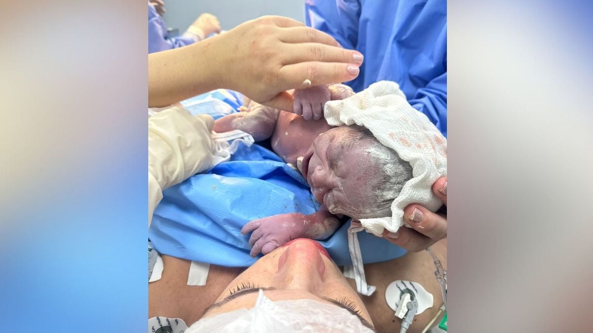 Clesiane de Fátima Viana, empresária de 34 anos que foi atingida na cabeça enquanto estava grávida por um pedaço de concreto que despencou de um poste em Vila Velha, deu à luz ao seu filho Henrique