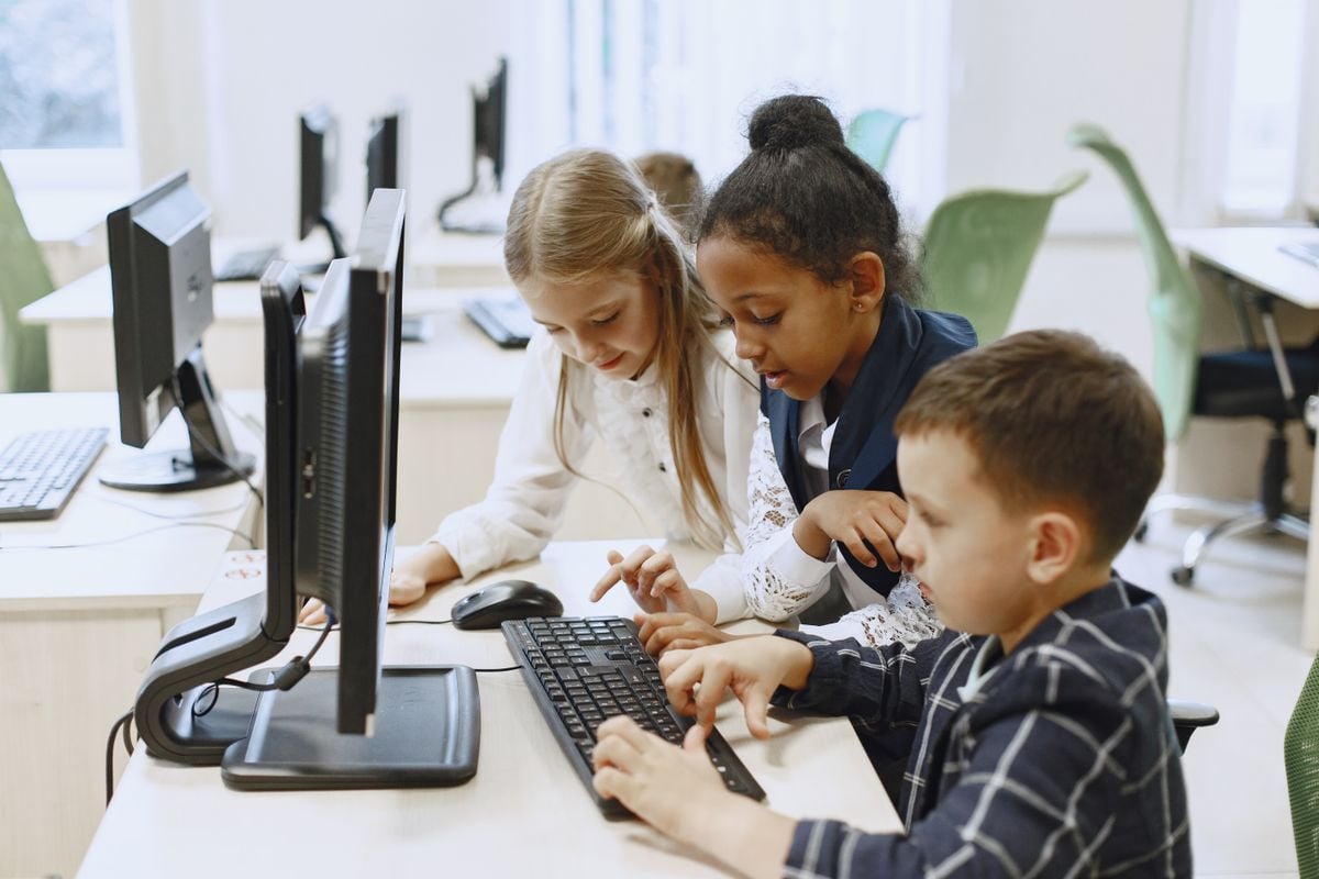 Crianças; estudantes; alunos; informática; tecnologia; educação