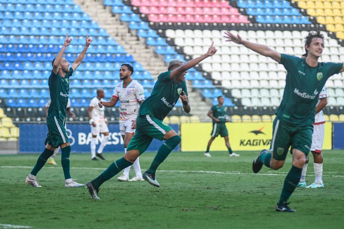 Kauan marcou o gol que deu a classificação ao Porto Vitória