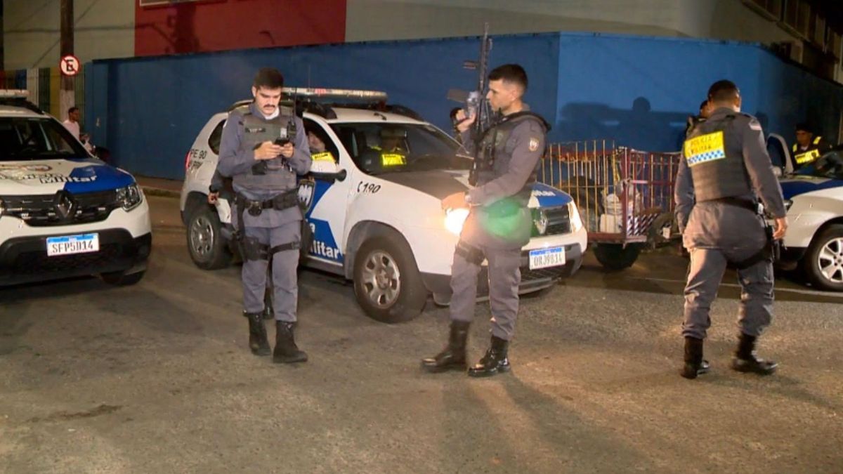 Policiais militares foram até o bairro Ilha dos Ayres após tiroteio com um morto e três baleados