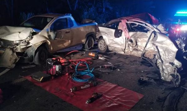 Dois veículos envolvidos no acidente na BR 418, na Bahia