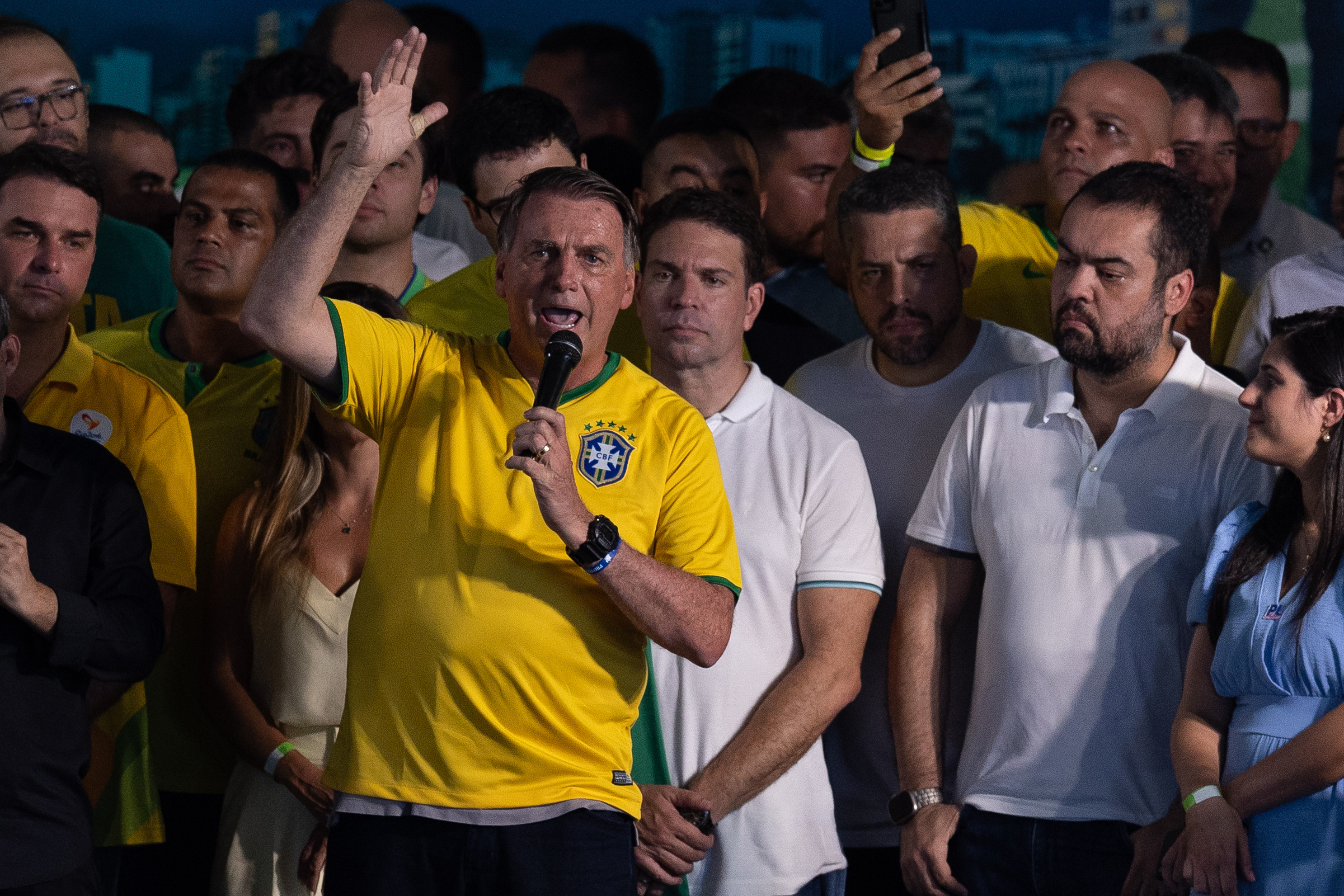 Ex-presidente participou de cerimônia de lançamento da pré-candidatura de Alexandre Ramagem à Prefeitura do Rio, um dia após divulgação de depoimentos sobre tentativa de golpe de estado