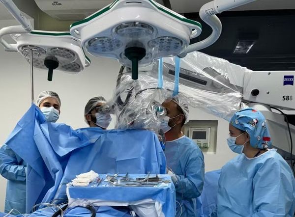 Uma equipe de oito pessoas participou de cirurgia de 10h para retirada de tumor cerebral em Vitória