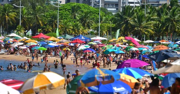 Muita gente quis tentar se refrescar no mar da Capital capixaba, que atingiu sensação térmica de 39°C neste domingo, segundo o Climatempo