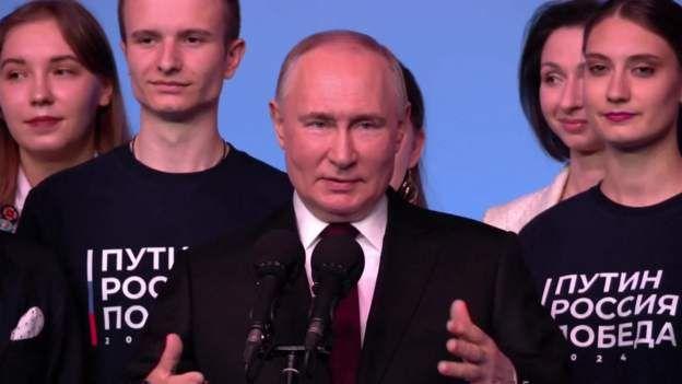 Presidente russo diz em discurso que seu quinto mandato fará Rússia mais forte. Pesquisa boca-de-urna projeta vitória folgada em disputa