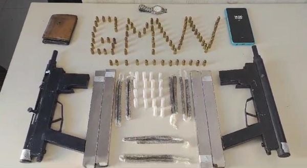 Homem portava armas, munições e drogas em mochila