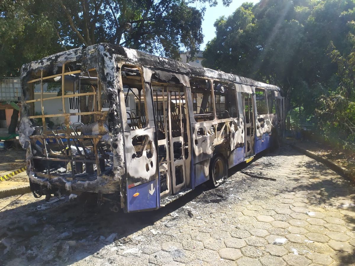 Ônibus foi incendiado no ponto final do bairro Vista da Serra na noite de sábado (16)