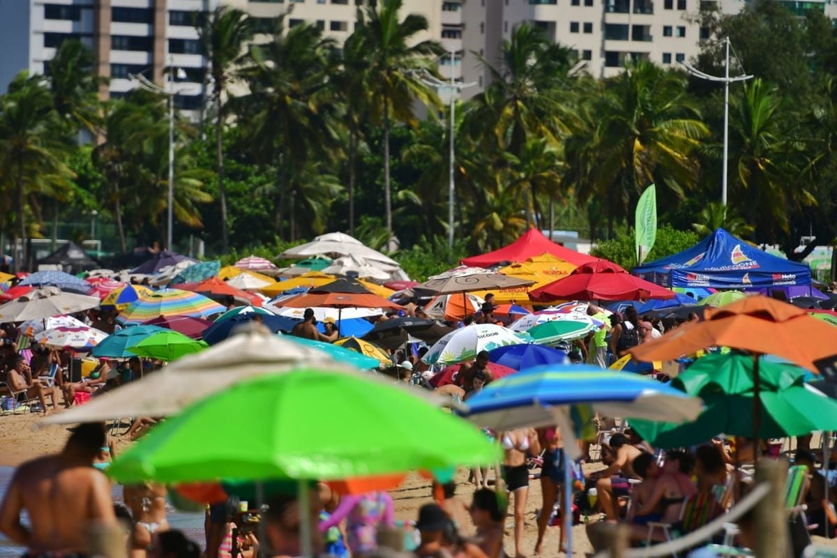 Praia da Curva da Jurema, em Vitória, lotada em domingo de sol e temperaturas altas