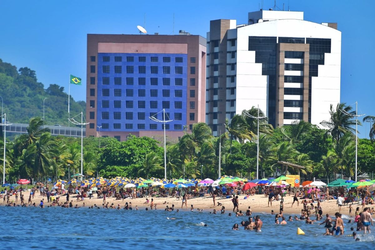 Praia da Curva da Jurema, em Vitória, lotada em domingo de sol e temperaturas altas