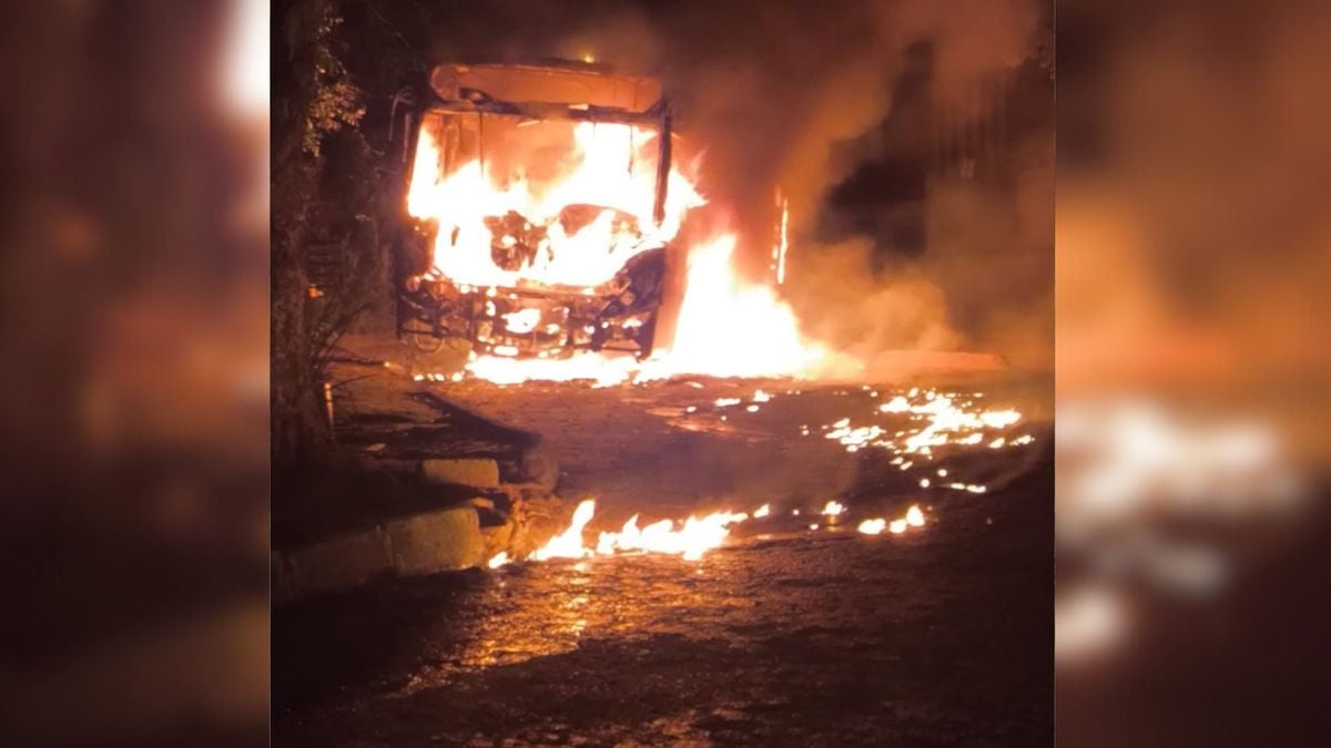 Suspeitos rendem motorista e incendeiam ônibus em Colatina 
