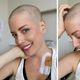 Fabiana Justus raspa cabeça durante tratamento de leucemia