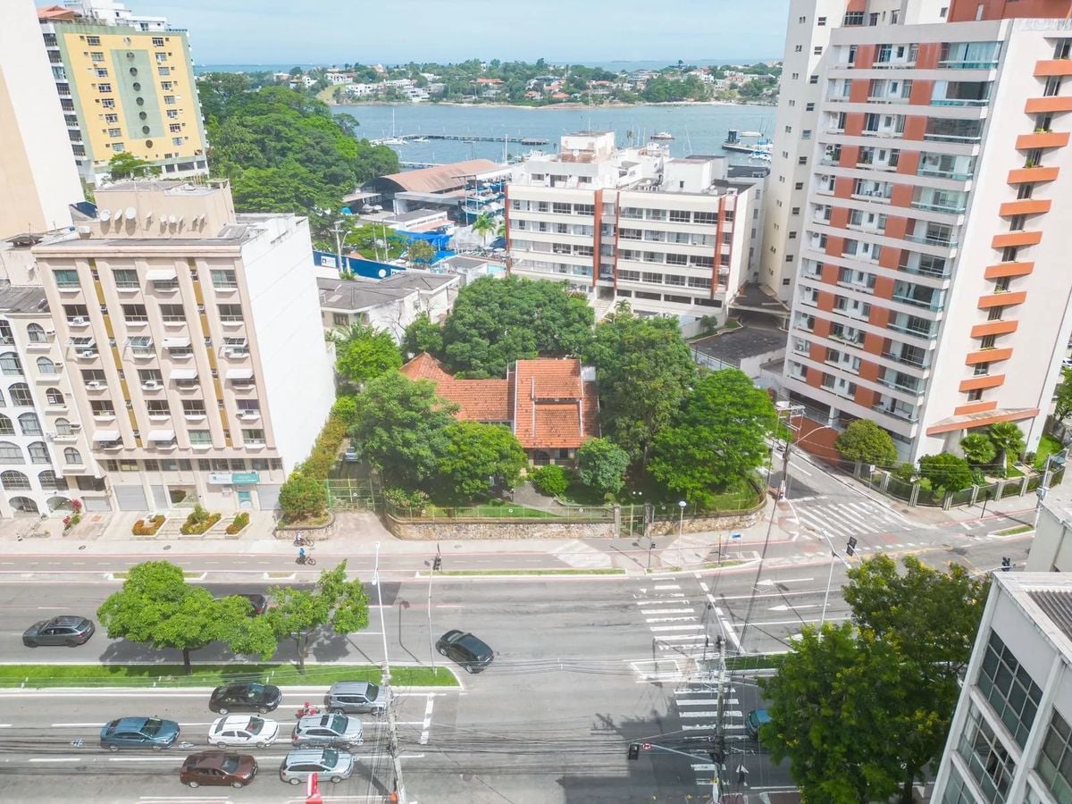 Cercada por árvores, a futura Casa Senac fica na Av. Saturnino de Brito