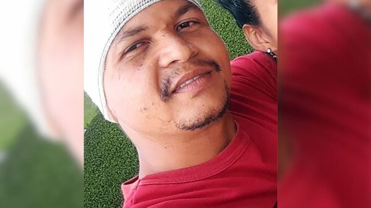 Jeferson Gomes dos Santos, de 24 anos, teve ferimentos no pescoço e no rosto; a esposa e os três filhos do jovem, além de uma idosa acamada, estavam na residência quando o fato ocorreu