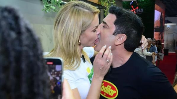 Casal de apresentadores marcou presença em evento no Rio de Janeiro, trocando carícias e posando para fotógrafos enquanto se abraçavam
