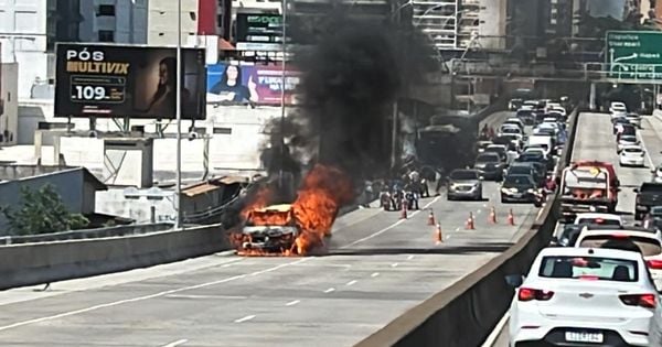 Incêndio aconteceu na manhã desta terça-feira (19); de acordo com a Ceturb, veículo entrou em combustão
