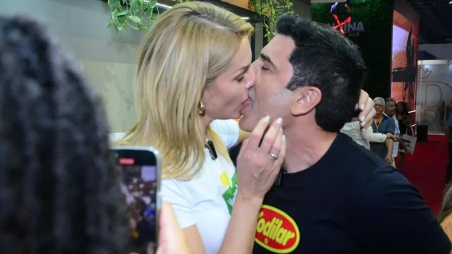 Casal de apresentadores marcou presença em evento no Rio de Janeiro, trocando carícias e posando para fotógrafos enquanto se abraçavam