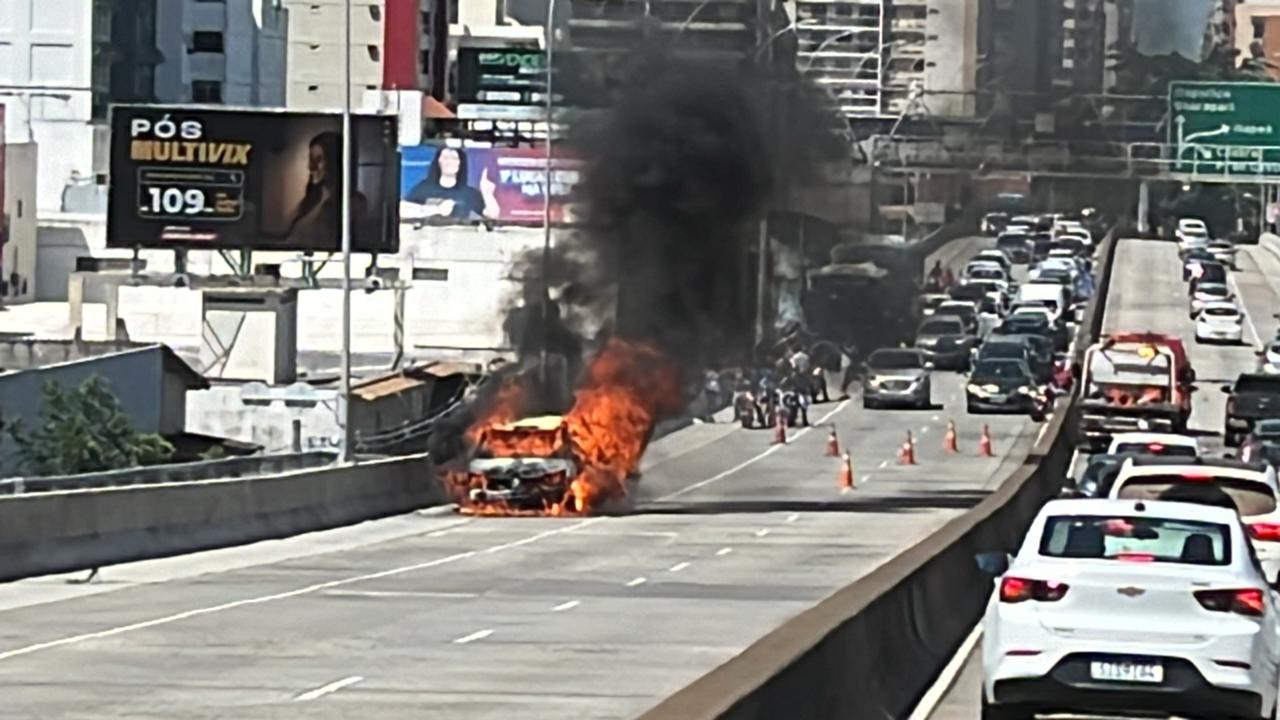 Incêndio aconteceu na manhã desta terça-feira (19); de acordo com a Ceturb, veículo entrou em combustão