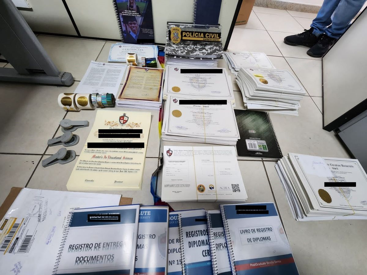 Documentos apreendidos durante operação contra organização criminosa de falsificação de diplomas em Vila Velha
