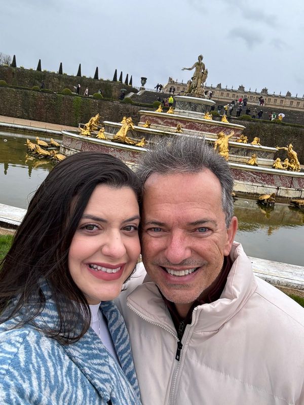 Joana e Rodrigo Barbosa curtem dias de descanso na França e passaram pelo Palácio de Versailles, ou o Château de Versailles, e suas belíssimas fontes e jardins
