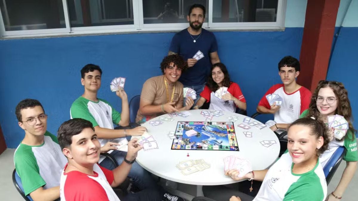 Jogo de tabuleiro com referências capixabas é sucesso em escola de Guaçuí, no Sul do Espírito Santo